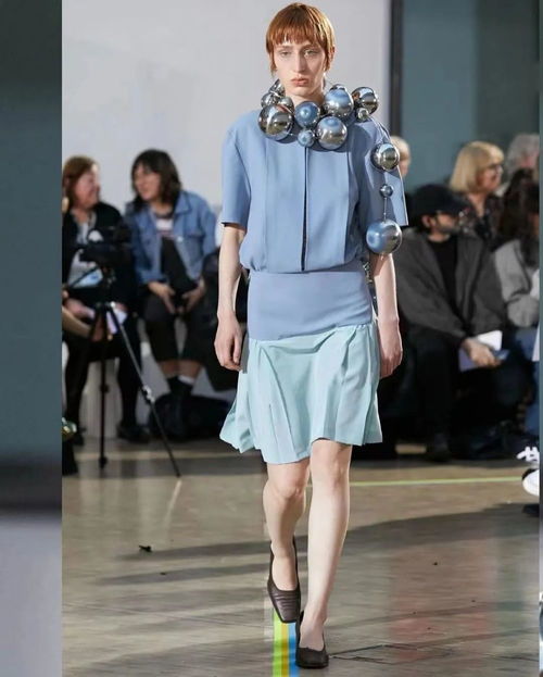 連著一塊布的時裝成為中央圣馬丁2023本科服裝設(shè)計畢業(yè)秀之最 世界四大服裝設(shè)計院校之一的圣馬丁又給到了什么驚喜